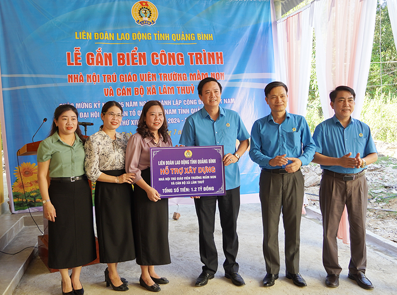 Lãnh đạo LĐLĐ tỉnh trao biển tượng trưng hỗ trợ kinh phí xây nhà nội trú giáo viên Trường mầm non và cán bộ xã Lâm Thủy (Lệ Thủy).
