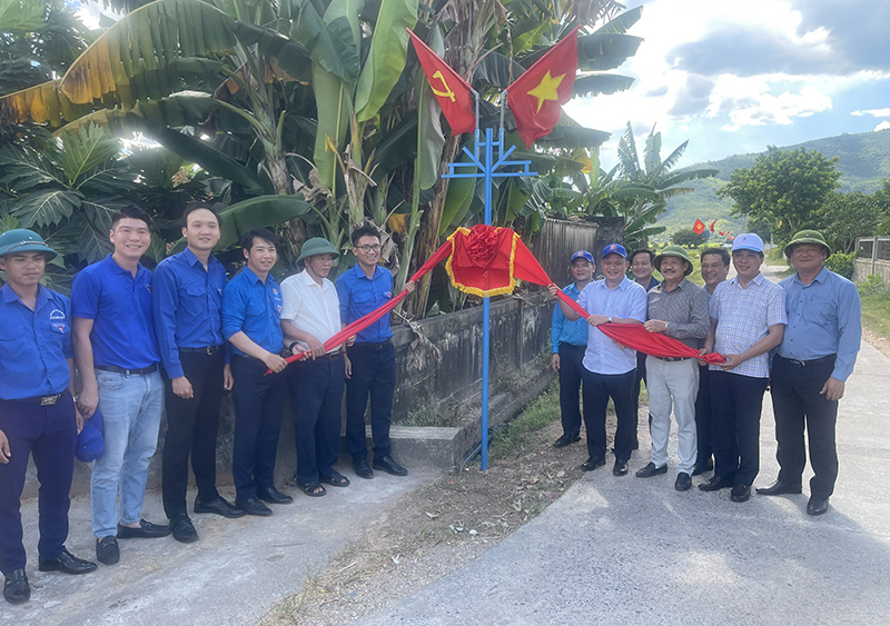 Các đại biểu kéo băng khánh thành “Đường cờ Tổ quốc”.