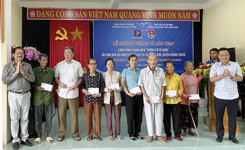 Đại diện lãnh đạo Tập đoàn xăng dầu Việt Nam, Công ty xăng dầu Quảng Bình trao quà cho các gia đình chính sách, có hoàn cảnh khó khăn trên địa bàn xã Quảng Kim (Quảng Trạch).