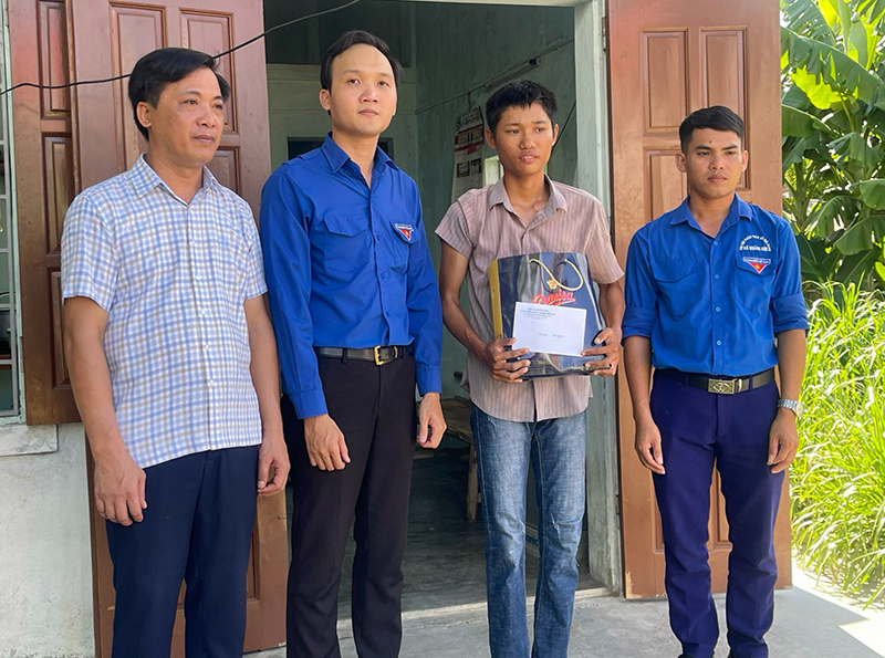 Trao quà cho thanh niên yếu thế ở xã Quảng Kim (Quảng Trạch).