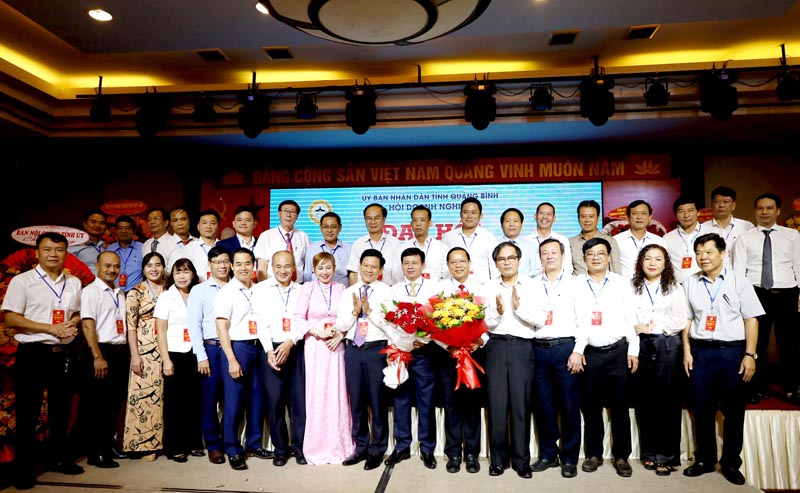 Đồng chí Lê Vĩnh Thế, Phó Chủ tịch HĐND tỉnh tặng hoa chúc mừng Ban chấp hành Hội DN tỉnh Quảng Bình khóa IV, nhiệm kỳ 2024 - 2029.