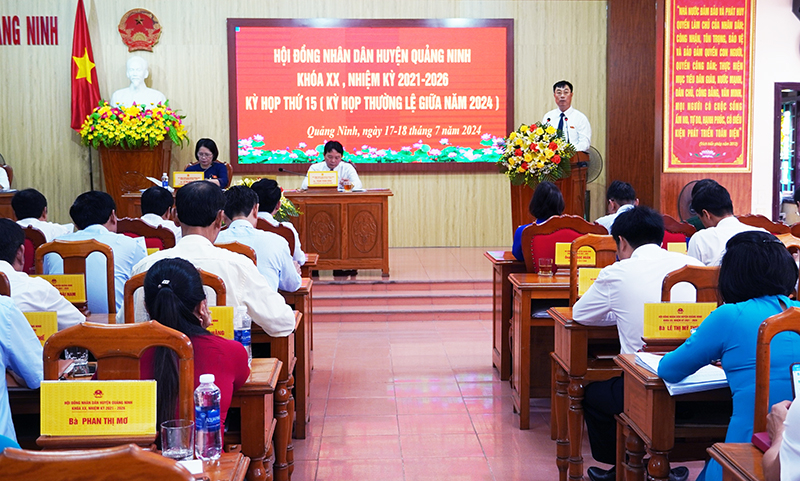 Các đại biểu thảo luận tại kỳ họp