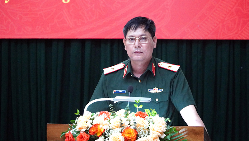 Đồng chí Thiếu tướng Lê Văn Vỹ, Phó Tham mưu trưởng Quân khu 4 phát biểu chỉ đạo tại hội nghị 