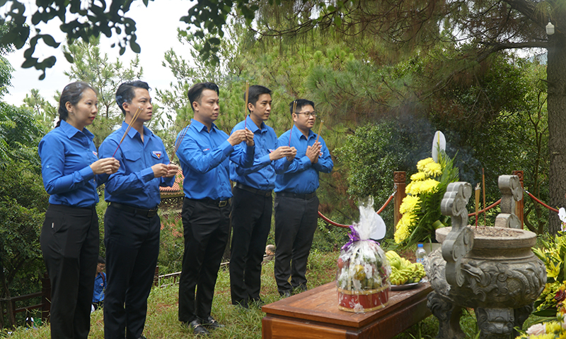 Đại diện các đơn vị thành kính dâng hương tưởng niệm Đại tướng Võ Nguyên Giáp
