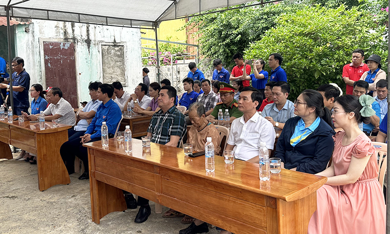 Các đại biểu tham dự lễ khởi công.