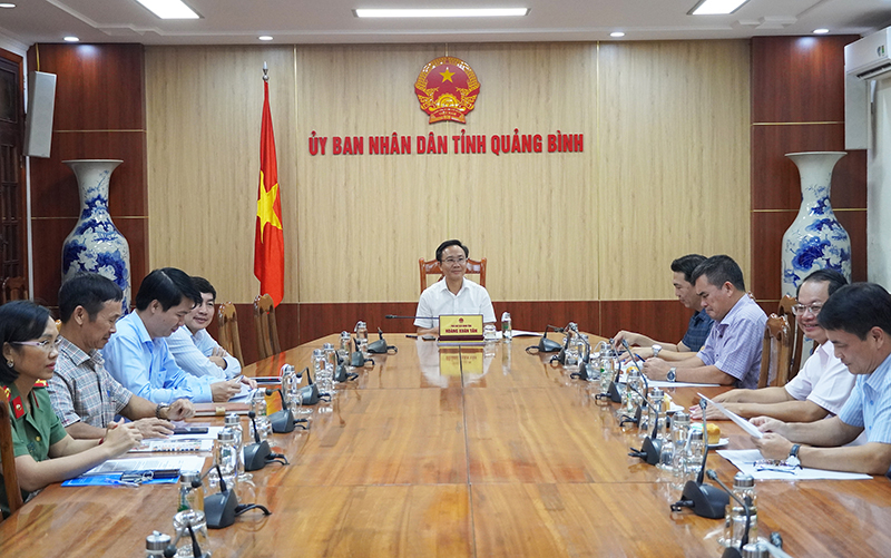 Đồng chí Phó Chủ tịch UBND tỉnh Hoàng Xuân Tân và các đại biểu tham dự hội nghị ở điểm cầu Quảng Bình.