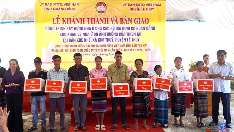 Các đồng chí Ủy viên Ban Thường vụ Tỉnh ủy: Phạm Thị Hân, Chủ tịch Ủy ban MTTQVN; Phó Chủ tịch Thường trực UBND tỉnh tặng quà cho các hộ dân