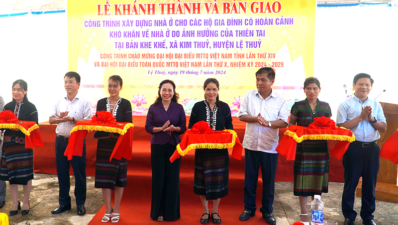 Các đại biểu cắt băng khánh thành công trình