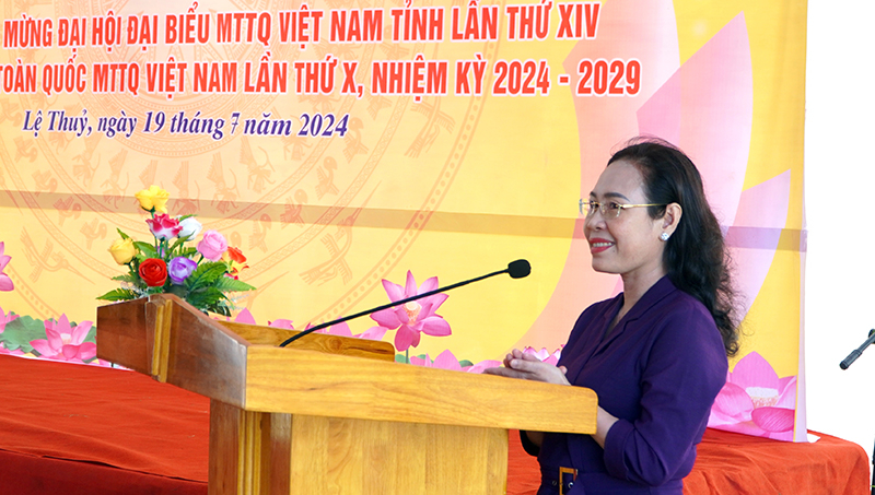 Đồng chí Chủ tịch Ủy ban MTTQVN tỉnh Phạm Thị Hân phát biểu tại buổi lễ