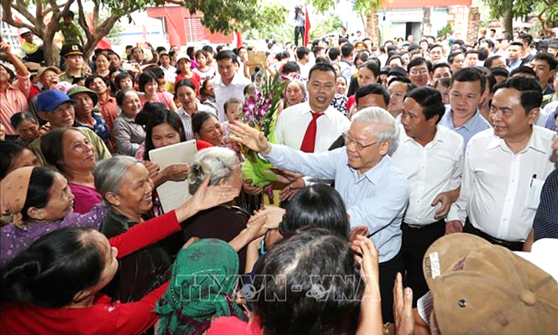 Tổng Bí thư Nguyễn Phú Trọng với nhân dân thôn Thượng Điện, xã Vinh Quang, huyện Vĩnh Bảo trong Ngày hội Đại đoàn kết toàn dân tộc thành phố Hải Phòng (15/11/2017). Ảnh: Trí Dũng/TTXVN