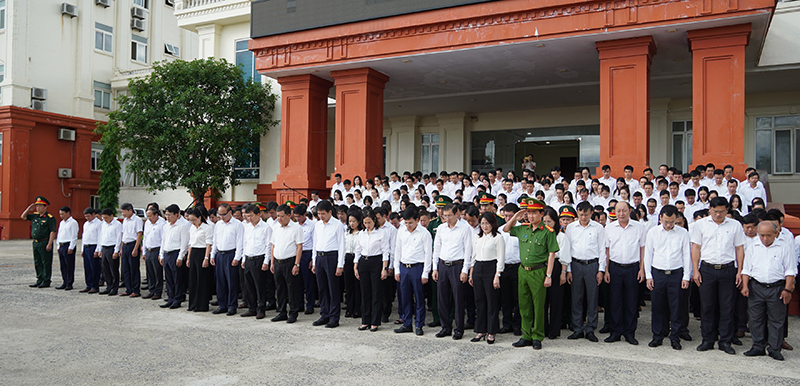 Đồng chí Bí thư Thành ủy Trần Phong cùng các đại biểu dành một phút mặc niệm tưởng nhớ Tổng Bí thư Nguyễn Phú Trọng.