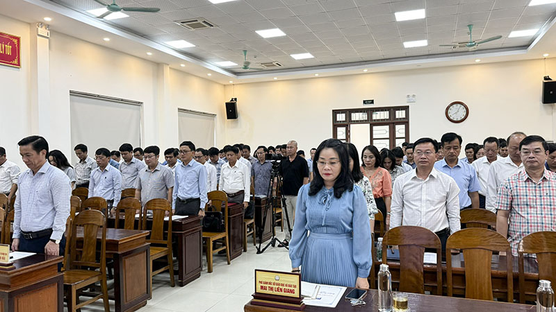 Các đại biểu dự hội nghị dành một phút mặc niệm để tưởng nhớ đồng chí Tổng Bí thư Nguyễn Phú Trọng