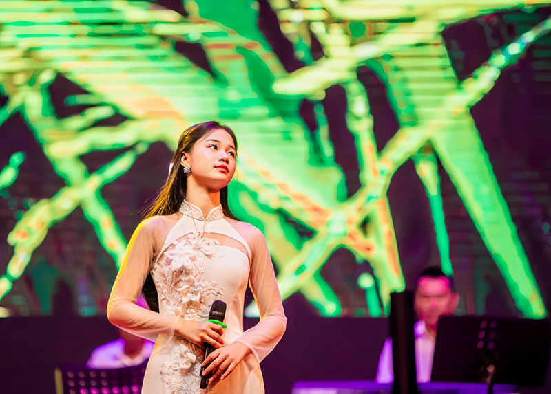 Trần Anh Thư có phong cách biểu diễn tự tin, chuyên nghiệp.