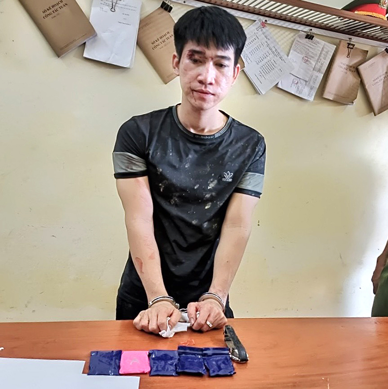 Đối tượng Nguyễn Đức Nam cùng tang vật tại cơ quan Công an.