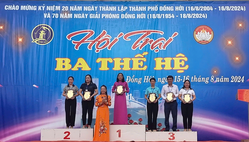 Đại diện lãnh đạo Ủy ban MTTQVN TP. Đồng Hới trao giải nhất nhì ba trại đẹp cho các trại viên đoạt giải.