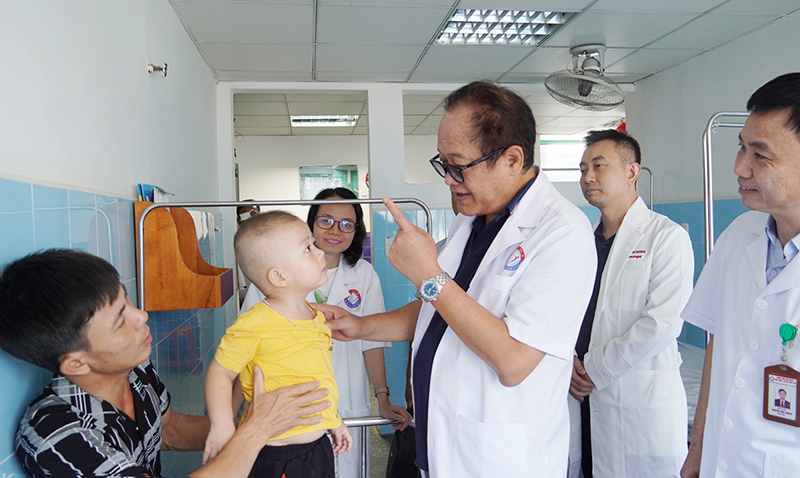 Các chuyên gia thăm khám và kiểm tra lại cho bệnh nhân sau phẫu thuật.