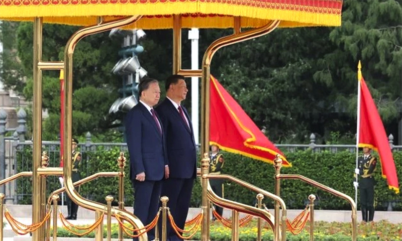Tổng Bí thư, Chủ tịch nước Tô Lâm và Tổng Bí thư, Chủ tịch nước Trung Quốc Tập Cận Bình trên bục danh dự, nghe quân nhạc cử Quốc thiều hai nước.