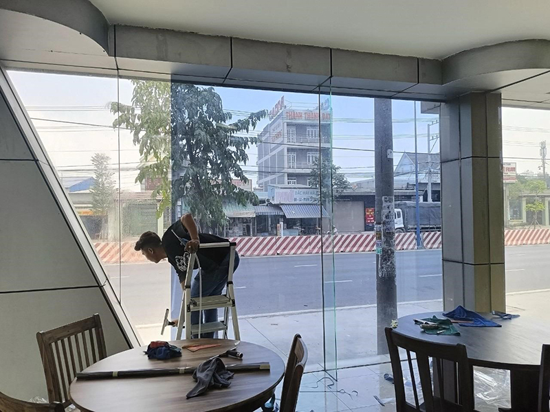 Dán phim cách nhiệt cửa sổ không cần vệ sinh định kỳ cũng rất dễ thay mới khi có nhu cầu 