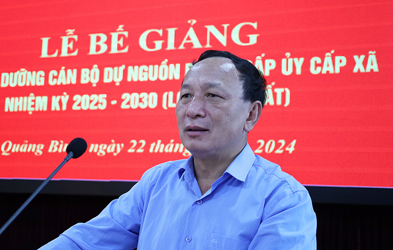 Đồng chí Phó Bí thư Thường trực Tỉnh ủy Trần Hải Châu phát biểu tại lễ bế giảng lớp bồi dưỡng.