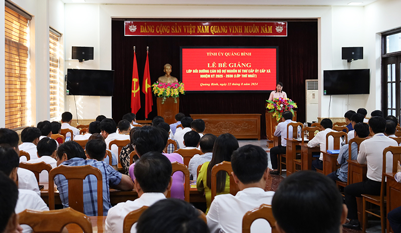 Quang cảnh lễ bế giảng.