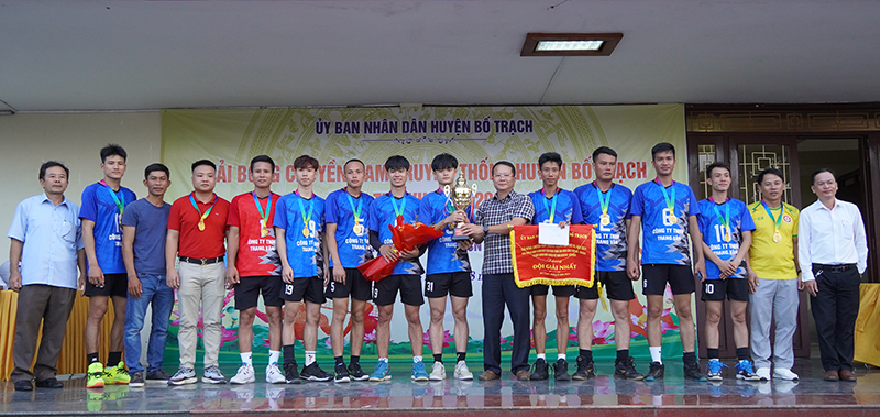 Ban Tổ chức trao huy chương vàng cho đội thị trấn Hoàn Lão.