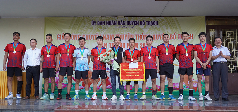 Ban Tổ chức trao huy chương bạc cho đội thị trấn Phong Nha.