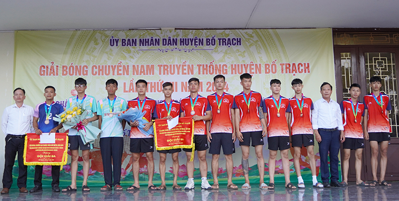 Ban Tổ chức trao huy chương đồng cho đội thị trấn Nông trường Việt Trung và xã Nam Trạch.