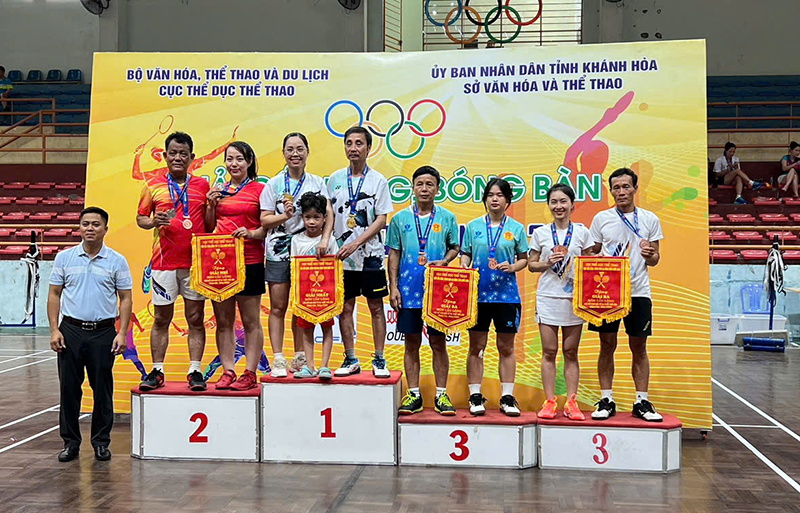 VĐV Nguyễn Văn Sinh và Nguyễn Thị Linh Trang đoạt huy chương đồng nội dung bố-con gái.