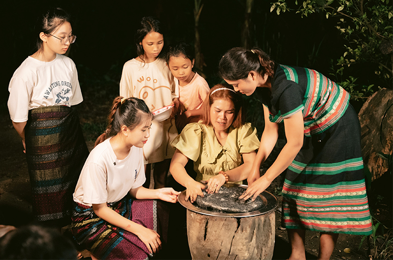 Làm du lịch là sinh kế mới của đồng bào dân tộc thiểu số Bru-Vân Kiều.