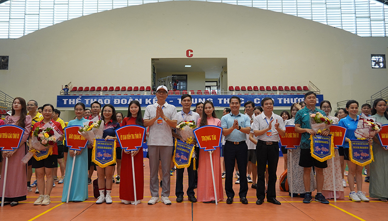 Đại diện các đơn vị trưởng khối, phó khối thi đua và nhà tài trợ tặng hoa, cờ lưu niệm cho các đội.