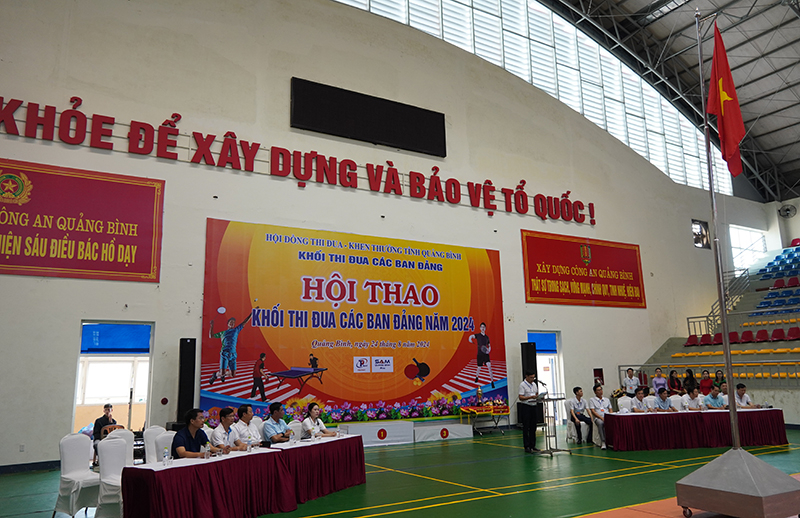 Các đại biểu tham dự lễ khai mạc hội thao.