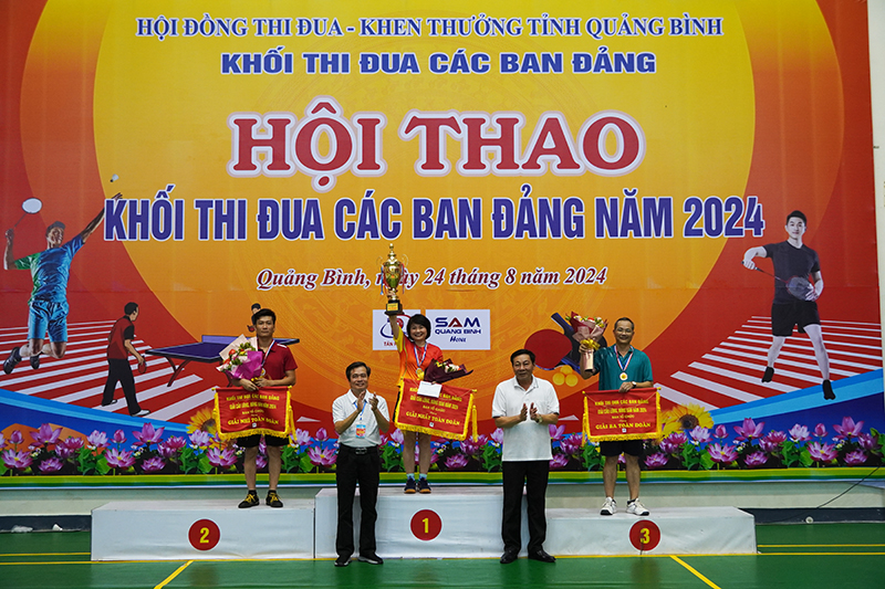 Ban Tổ chức trao giải nhất, nhì, ba toàn đoàn cho các đội.