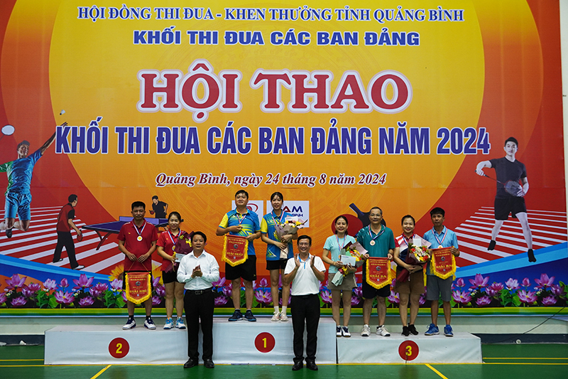 Ban tổ chức trao giải cho đội nhất, nhì, ba nội dung cầu lông đôi nam nữ.