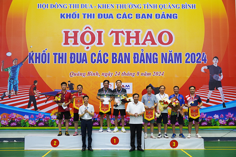 Ban tổ chức trao giải cho đội nhất, nhì, ba nội dung cầu lông đôi nam nữ.