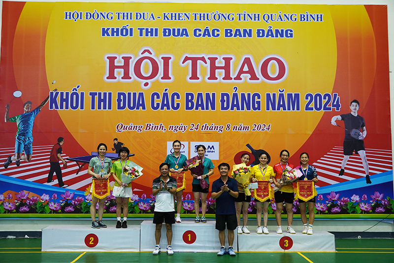Ban tổ chức trao giải cho đội nhất, nhì, ba nội dung cầu lông đôi nam nữ.