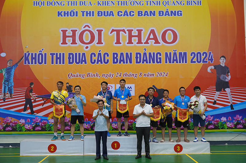 Ban Tổ chức trao giải nhất, nhì, ba toàn đoàn cho các đội.
