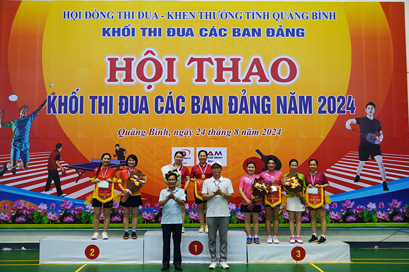 Ban Tổ chức trao giải nhất, nhì, ba toàn đoàn cho các đội.