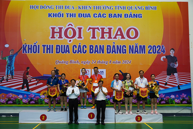 Ban Tổ chức trao giải nhất, nhì, ba toàn đoàn cho các đội.