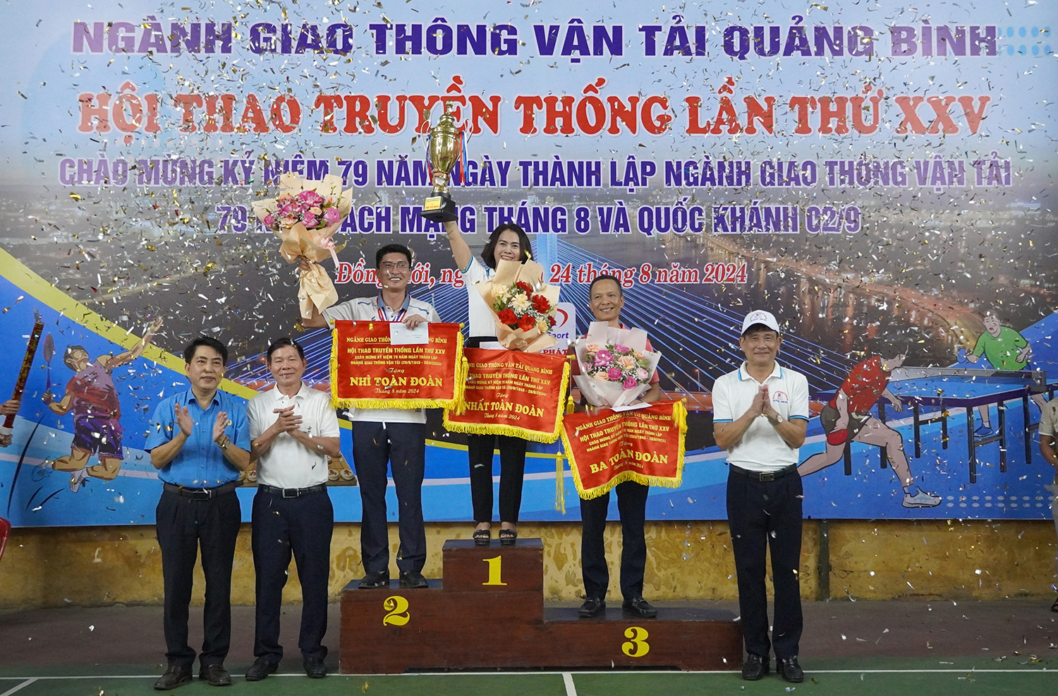 BTC trao giải nhất, nhì, ba toàn đoàn cho các đơn vị giành nhiều thành tích xuất sắc tại hội thao.