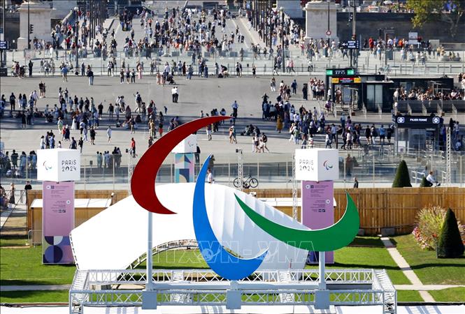Biểu tượng Paralympic tại sân vận động dưới chân Tháp Eiffel ở Paris, Pháp ngày 27/8/2024. Ảnh: Kyodo/TTXVN