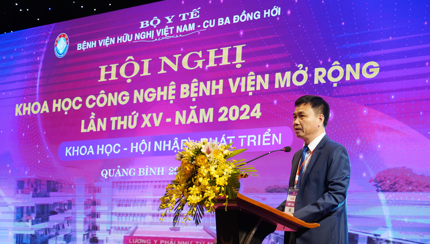 Giám đốc Bệnh viện Hữu nghị Việt Nam-Cuba Đồng Hới Nguyễn Đức Cường phát biểu khai mạc Hội nghị Khoa học công nghệ bệnh viện mở rộng lần thứ XV năm 2024 với chủ đề “Khoa học - Hội nhập - Phát triển”.