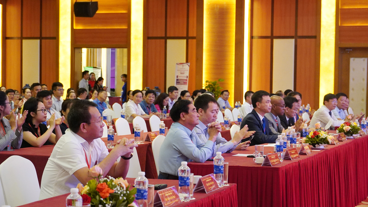Các đại biểu tham dự hội nghị khoa học. 
