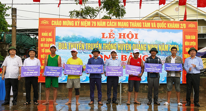 Ban tổ chức trao giải cho các đội đua xuất sắc.