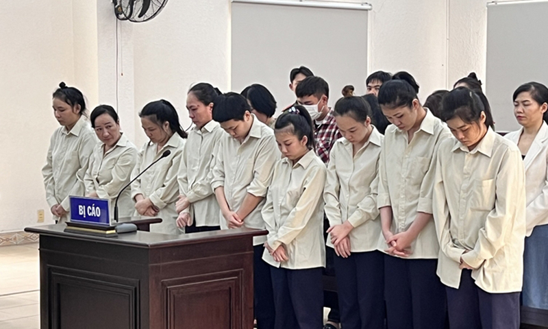 Các bị cáo trong đường dây mua bán trẻ sơ sinh tại Bình Dương vào tháng 8/2022. (Ảnh: X.A) 