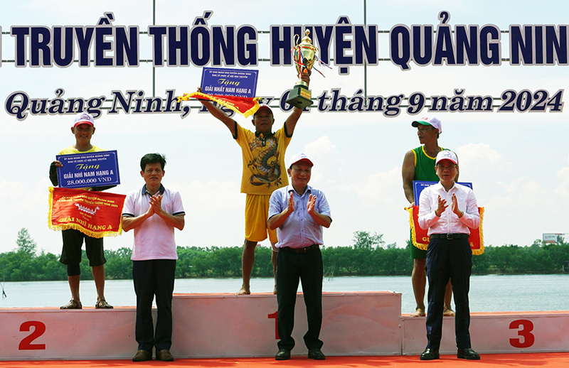 Các đồng chí lãnh đạo tỉnh trao thưởng cho các đội đua xuất sắc.