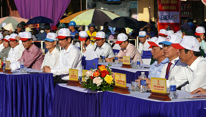 Các đại biểu tham dự lễ hội.