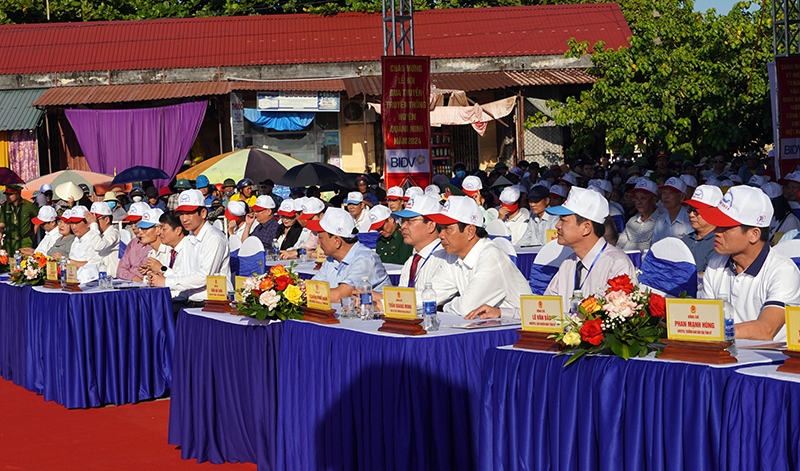 Các đại biểu tham dự lễ hội.