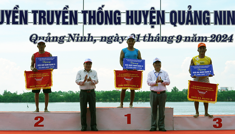 Lãnh đạo huyện Quảng Ninh trao thưởng cho các đội đua nam xuất sắc bảng B.