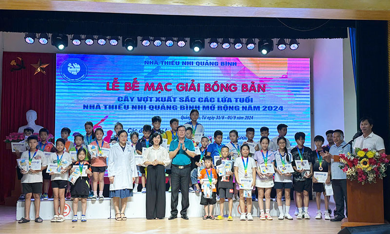 Các cây vợt nhí đoạt giải cây vợt xuất sắc.