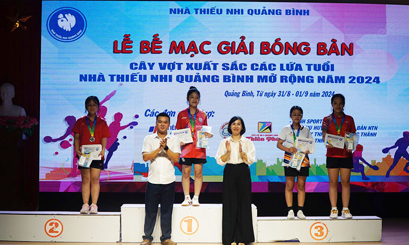 Ban Tổ chức trao giải cho các VĐV nhóm 12-13 tuổi.